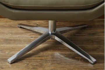 中古　未使用　展示品　B&B イタリア(Italia)　メトロポリタン(Metropolitan)　リプロダクト　上質な空間づくりにぴったりのエアロラウンジチェア(アームチェア、回転椅子、回転イス、1人掛け、一人掛け)(R-083771)