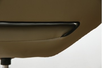 中古　未使用　展示品　B&B イタリア(Italia)　メトロポリタン(Metropolitan)　リプロダクト　上質な空間づくりにぴったりのエアロラウンジチェア(アームチェア、回転椅子、回転イス、1人掛け、一人掛け)(R-083771)