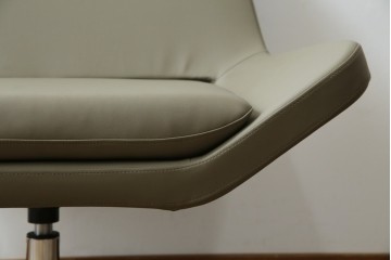 中古　未使用　展示品　B&B イタリア(Italia)　メトロポリタン(Metropolitan)　リプロダクト　上質な空間づくりにぴったりのエアロラウンジチェア(アームチェア、回転椅子、回転イス、1人掛け、一人掛け)(R-083771)