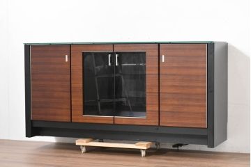 中古　モダンデザイン　ローズウッド材　照明付き　上質な空間を演出するガラストップのサイドボード(ローボード、リビングボード、収納棚、戸棚)(R-083772)
