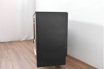 中古　モダンデザイン　ローズウッド材　照明付き　上質な空間を演出するガラストップのサイドボード(ローボード、リビングボード、収納棚、戸棚)(R-083772)