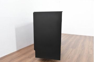 中古　モダンデザイン　ローズウッド材　照明付き　上質な空間を演出するガラストップのサイドボード(ローボード、リビングボード、収納棚、戸棚)(R-083772)