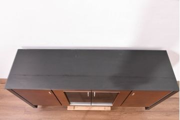 中古　モダンデザイン　ローズウッド材　照明付き　上質な空間を演出するガラストップのサイドボード(ローボード、リビングボード、収納棚、戸棚)(R-083772)