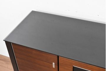 中古　モダンデザイン　ローズウッド材　照明付き　上質な空間を演出するガラストップのサイドボード(ローボード、リビングボード、収納棚、戸棚)(R-083772)