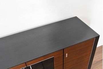 中古　モダンデザイン　ローズウッド材　照明付き　上質な空間を演出するガラストップのサイドボード(ローボード、リビングボード、収納棚、戸棚)(R-083772)