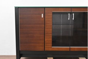 中古　モダンデザイン　ローズウッド材　照明付き　上質な空間を演出するガラストップのサイドボード(ローボード、リビングボード、収納棚、戸棚)(R-083772)