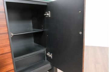 中古　モダンデザイン　ローズウッド材　照明付き　上質な空間を演出するガラストップのサイドボード(ローボード、リビングボード、収納棚、戸棚)(R-083772)