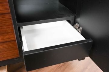 中古　モダンデザイン　ローズウッド材　照明付き　上質な空間を演出するガラストップのサイドボード(ローボード、リビングボード、収納棚、戸棚)(R-083772)