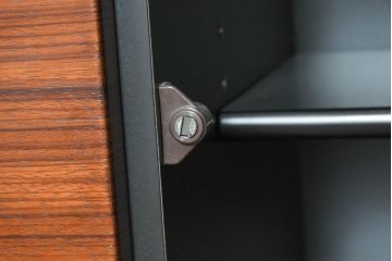 中古　モダンデザイン　ローズウッド材　照明付き　上質な空間を演出するガラストップのサイドボード(ローボード、リビングボード、収納棚、戸棚)(R-083772)