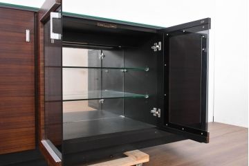 中古　モダンデザイン　ローズウッド材　照明付き　上質な空間を演出するガラストップのサイドボード(ローボード、リビングボード、収納棚、戸棚)(R-083772)
