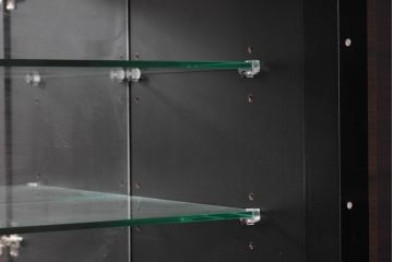 中古　モダンデザイン　ローズウッド材　照明付き　上質な空間を演出するガラストップのサイドボード(ローボード、リビングボード、収納棚、戸棚)(R-083772)