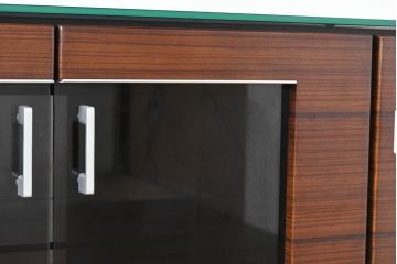 中古　モダンデザイン　ローズウッド材　照明付き　上質な空間を演出するガラストップのサイドボード(ローボード、リビングボード、収納棚、戸棚)(R-083772)
