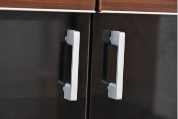 中古　モダンデザイン　ローズウッド材　照明付き　上質な空間を演出するガラストップのサイドボード(ローボード、リビングボード、収納棚、戸棚)(R-083772)