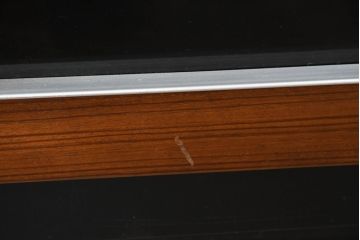 中古　モダンデザイン　ローズウッド材　照明付き　上質な空間を演出するガラストップのサイドボード(ローボード、リビングボード、収納棚、戸棚)(R-083772)