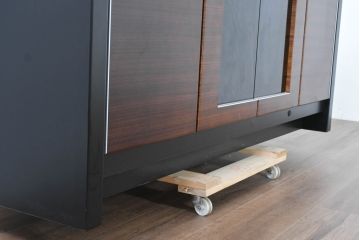 中古　モダンデザイン　ローズウッド材　照明付き　上質な空間を演出するガラストップのサイドボード(ローボード、リビングボード、収納棚、戸棚)(R-083772)
