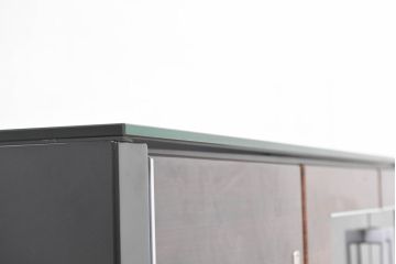 中古　モダンデザイン　ローズウッド材　照明付き　上質な空間を演出するガラストップのサイドボード(ローボード、リビングボード、収納棚、戸棚)(R-083772)