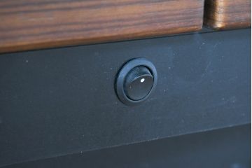 中古　モダンデザイン　ローズウッド材　照明付き　上質な空間を演出するガラストップのサイドボード(ローボード、リビングボード、収納棚、戸棚)(R-083772)