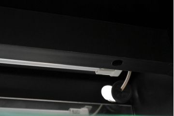 中古　モダンデザイン　ローズウッド材　照明付き　上質な空間を演出するガラストップのサイドボード(ローボード、リビングボード、収納棚、戸棚)(R-083772)
