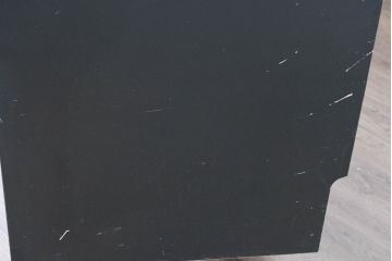 中古　モダンデザイン　ローズウッド材　照明付き　上質な空間を演出するガラストップのサイドボード(ローボード、リビングボード、収納棚、戸棚)(R-083772)