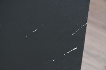 中古　モダンデザイン　ローズウッド材　照明付き　上質な空間を演出するガラストップのサイドボード(ローボード、リビングボード、収納棚、戸棚)(R-083772)