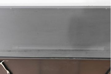 中古　モダンデザイン　ローズウッド材　照明付き　上質な空間を演出するガラストップのサイドボード(ローボード、リビングボード、収納棚、戸棚)(R-083772)