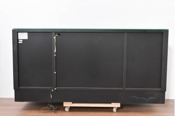 中古　モダンデザイン　ローズウッド材　照明付き　上質な空間を演出するガラストップのサイドボード(ローボード、リビングボード、収納棚、戸棚)(R-083772)