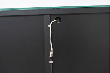中古　モダンデザイン　ローズウッド材　照明付き　上質な空間を演出するガラストップのサイドボード(ローボード、リビングボード、収納棚、戸棚)(R-083772)
