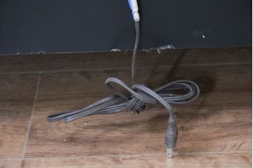 中古　モダンデザイン　ローズウッド材　照明付き　上質な空間を演出するガラストップのサイドボード(ローボード、リビングボード、収納棚、戸棚)(R-083772)