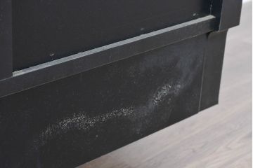 中古　モダンデザイン　ローズウッド材　照明付き　上質な空間を演出するガラストップのサイドボード(ローボード、リビングボード、収納棚、戸棚)(R-083772)