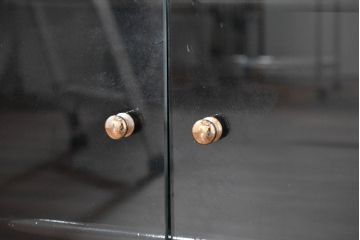 中古　美品!!　国産職人手作り　高級家具　鏡面仕上げのシックなテレビボード(テレビ台、リビングボード、収納棚、戸棚、サイドキャビネット)(R-083773)