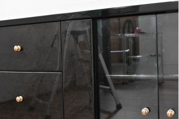 中古　美品!!　国産職人手作り　高級家具　鏡面仕上げのシックなテレビボード(テレビ台、リビングボード、収納棚、戸棚、サイドキャビネット)(R-083773)