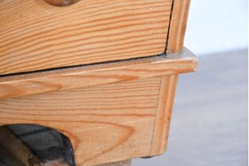 フランスアンティーク　パイン材　カントリースタイルのお部屋におすすめ!木のぬくもり溢れるサイドチェスト(引き出し)(R-083775)