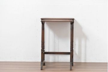 和製アンティーク　透かし彫り入り　パーケットリー　大正ロマンの雰囲気漂う古い洋館のネストテーブル(サイドテーブル、カフェテーブル、コーヒーテーブル)(R-083776)