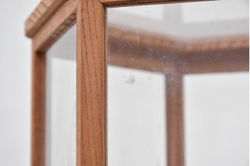 和製ヴィンテージ　未使用　長期在庫品　職人手作り　総欅材　飾るものを素敵に魅せる六角縦型ガラスケース　(R-083777)