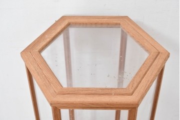 和製ヴィンテージ　未使用　長期在庫品　職人手作り　総欅材　飾るものを素敵に魅せる六角縦型ガラスケース　(R-083777)