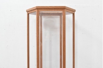 和製ヴィンテージ　未使用　長期在庫品　職人手作り　総欅材　飾るものを素敵に魅せる六角縦型ガラスケース　(R-083777)