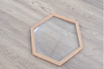 和製ヴィンテージ　未使用　長期在庫品　職人手作り　総欅材　飾るものを素敵に魅せる六角縦型ガラスケース　(R-083777)