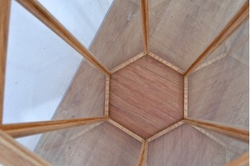 和製ヴィンテージ　未使用　長期在庫品　職人手作り　総欅材　飾るものを素敵に魅せる六角縦型ガラスケース　(R-083777)