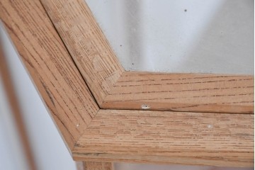 和製ヴィンテージ　未使用　長期在庫品　職人手作り　総欅材　飾るものを素敵に魅せる六角縦型ガラスケース　(R-083777)