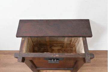 アジアンビンテージ　欅(ケヤキ)材　松材　アンティーク調　オリエンタルな雰囲気を醸し出す豆びつ(韓国、豆櫃、米びつ、サイドテーブル、バンダヂ、バンダジ、バンダチ、収納箱、収納付きベンチ、スツール、店舗什器、ヴィンテージ)(R-083778)