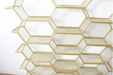 中古　展示品　美品　高級輸入家具　コティル(kotile)　六角形のハニカム構造がお洒落!アートのようにディスプレイできるハニカムメタルシェルフ(飾り棚、陳列棚、オープンラック、オープンシェルフ)(定価約28万円)(R-083779)
