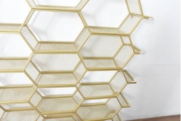 中古　展示品　美品　高級輸入家具　コティル(kotile)　六角形のハニカム構造がお洒落!アートのようにディスプレイできるハニカムメタルシェルフ(飾り棚、陳列棚、オープンラック、オープンシェルフ)(定価約28万円)(R-083779)