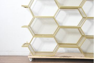 中古　展示品　美品　高級輸入家具　コティル(kotile)　六角形のハニカム構造がお洒落!アートのようにディスプレイできるハニカムメタルシェルフ(飾り棚、陳列棚、オープンラック、オープンシェルフ)(定価約28万円)(R-083779)