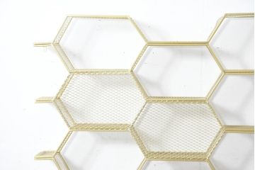 中古　展示品　美品　高級輸入家具　コティル(kotile)　六角形のハニカム構造がお洒落!アートのようにディスプレイできるハニカムメタルシェルフ(飾り棚、陳列棚、オープンラック、オープンシェルフ)(定価約28万円)(R-083779)