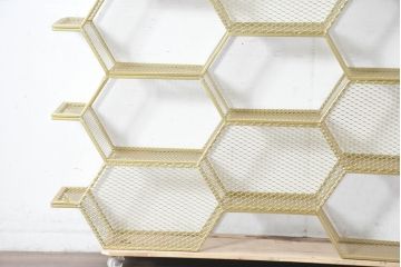 中古　展示品　美品　高級輸入家具　コティル(kotile)　六角形のハニカム構造がお洒落!アートのようにディスプレイできるハニカムメタルシェルフ(飾り棚、陳列棚、オープンラック、オープンシェルフ)(定価約28万円)(R-083779)