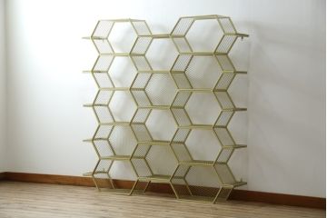 中古　展示品　美品　高級輸入家具　コティル(kotile)　六角形のハニカム構造がお洒落!アートのようにディスプレイできるハニカムメタルシェルフ(飾り棚、陳列棚、オープンラック、オープンシェルフ)(定価約28万円)(R-083779)