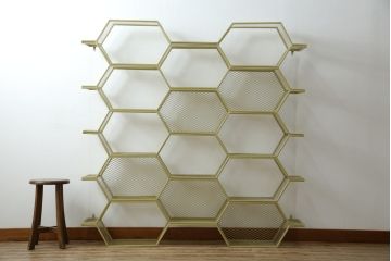 中古　展示品　美品　高級輸入家具　コティル(kotile)　六角形のハニカム構造がお洒落!アートのようにディスプレイできるハニカムメタルシェルフ(飾り棚、陳列棚、オープンラック、オープンシェルフ)(定価約28万円)(R-083779)