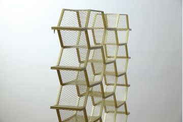 中古　展示品　美品　高級輸入家具　コティル(kotile)　六角形のハニカム構造がお洒落!アートのようにディスプレイできるハニカムメタルシェルフ(飾り棚、陳列棚、オープンラック、オープンシェルフ)(定価約28万円)(R-083779)