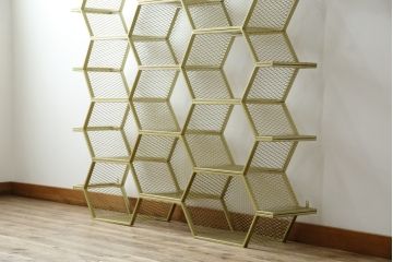 中古　展示品　美品　高級輸入家具　コティル(kotile)　六角形のハニカム構造がお洒落!アートのようにディスプレイできるハニカムメタルシェルフ(飾り棚、陳列棚、オープンラック、オープンシェルフ)(定価約28万円)(R-083779)