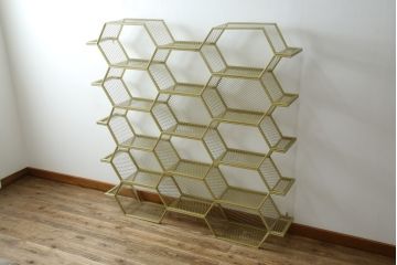 中古　展示品　美品　高級輸入家具　コティル(kotile)　六角形のハニカム構造がお洒落!アートのようにディスプレイできるハニカムメタルシェルフ(飾り棚、陳列棚、オープンラック、オープンシェルフ)(定価約28万円)(R-083779)
